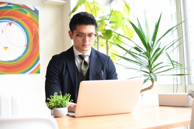 パソコンで作業をする男性