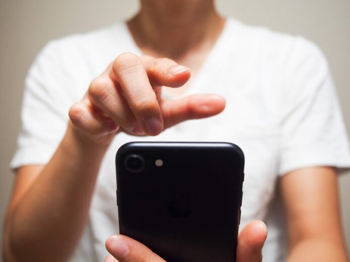 スマホで選択をしている男性