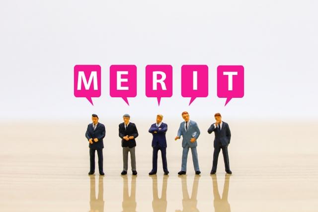 「MERIT」とつぶやくミニチュア