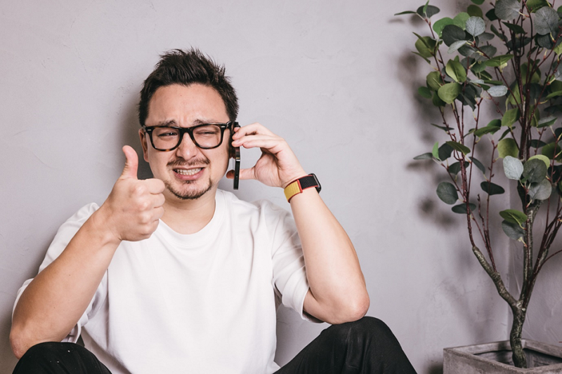グッドサインをする男性