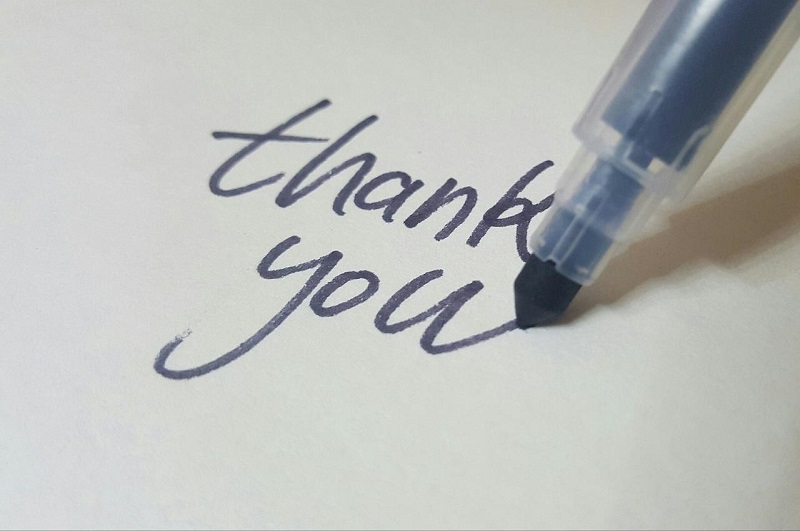 紙に「thank you」と書いている青いペン