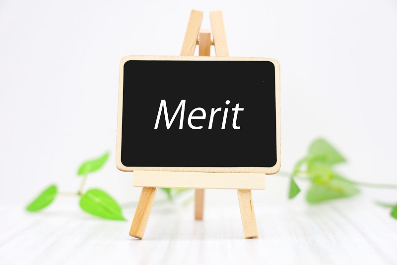 「Merit」と書かれた卓上ボード