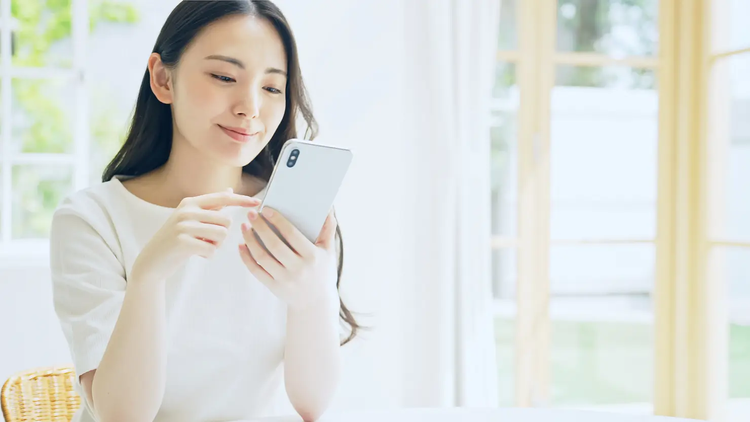 スマートフォンを見る女性