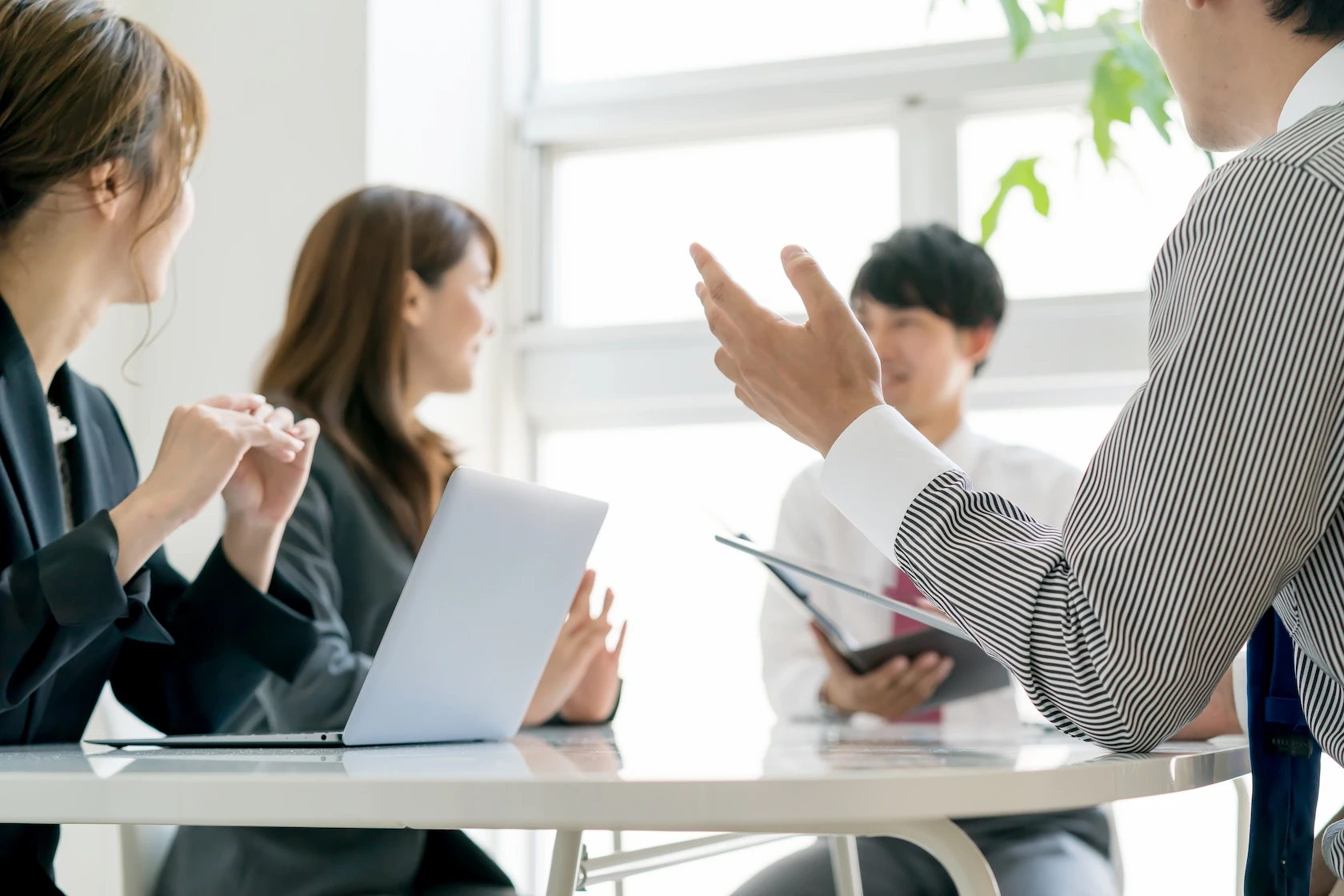 複数人のビジネスパーソンがミーティングをしている様子